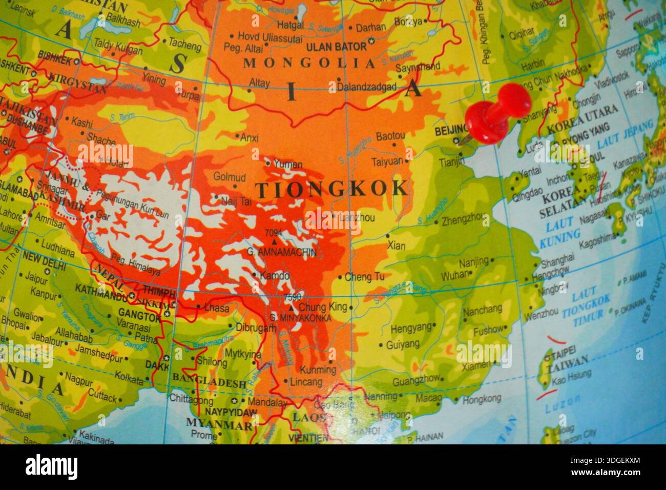 china oder tiongkok Land, auf dem asiatischen Kontinent, mit roter Nadel auf der Erde Stockfoto