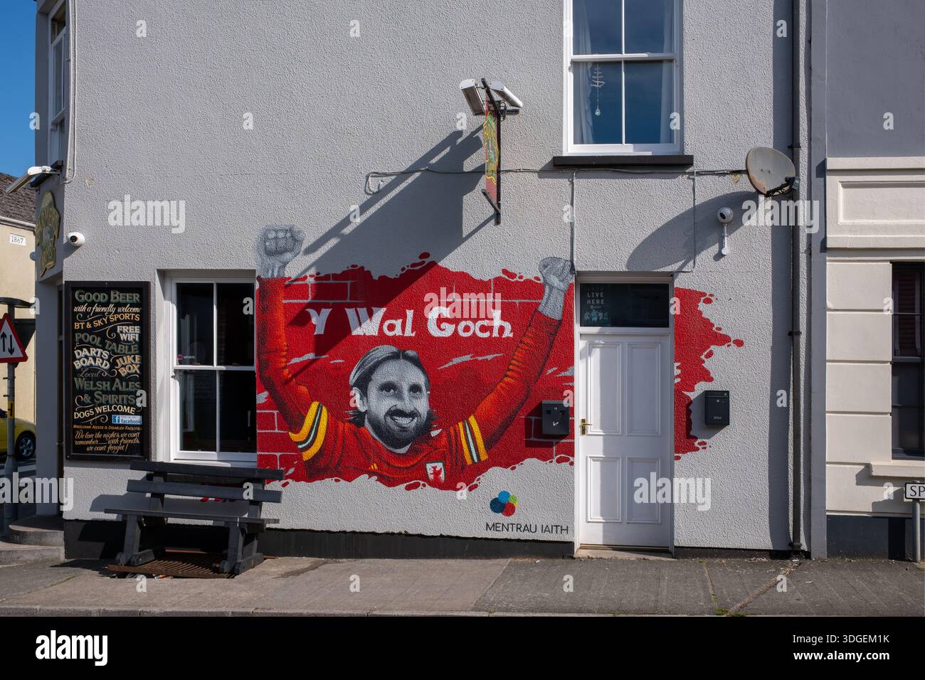 Walisischer Fußball gemaltes Fototapete an der Seite eines PubNarberth West Wales UK Stockfoto