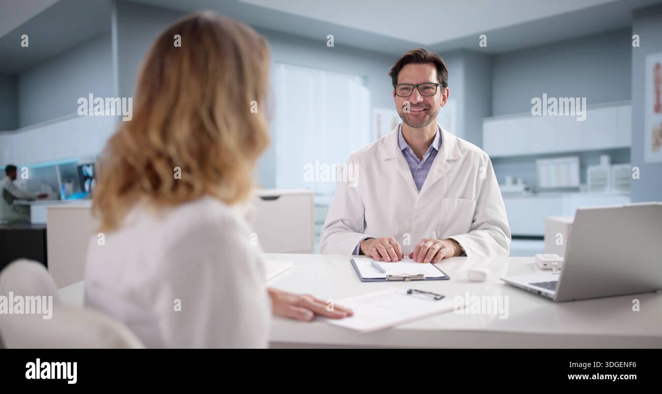 Medical Staffing Agency Führt Interview Für Medizinisches Fachpersonal Im Krankenhausbüro Durch. Stockfoto