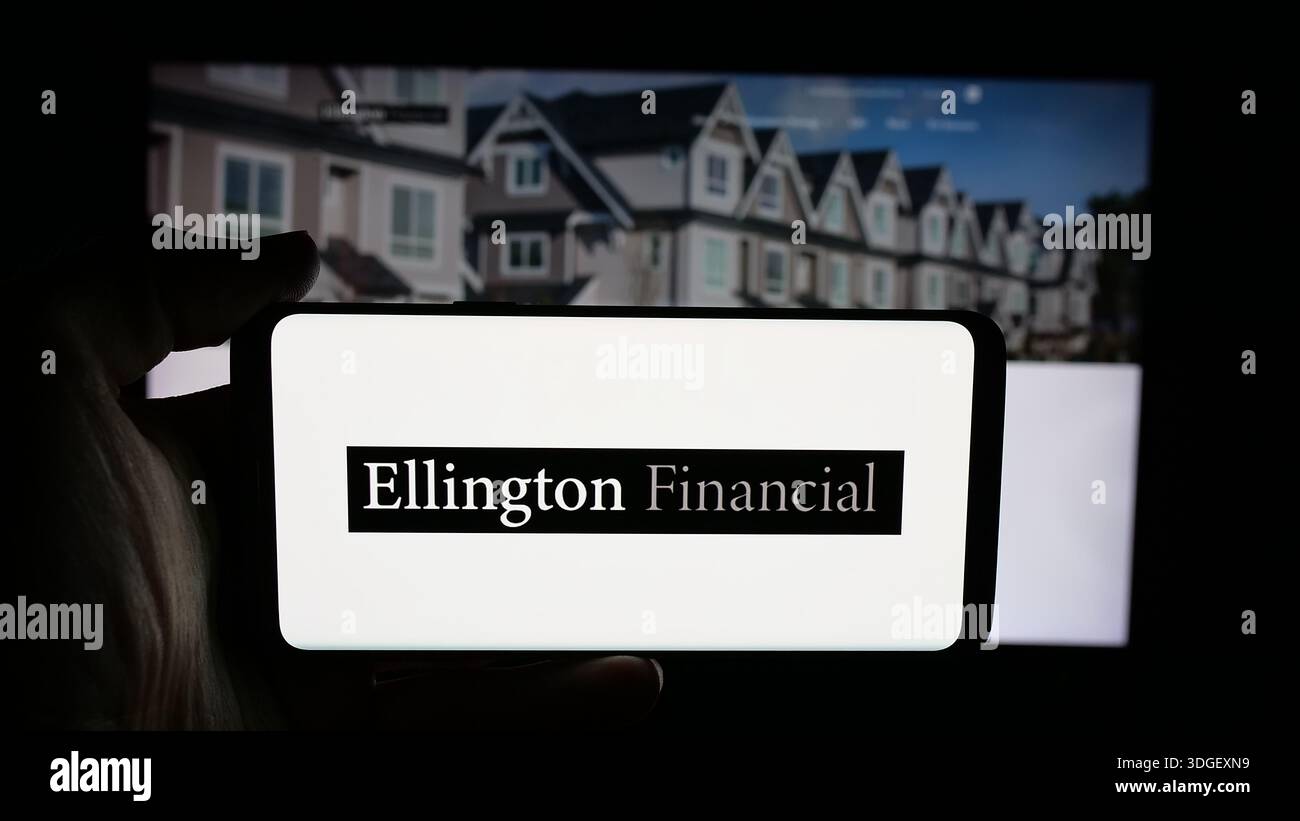 Auf dieser Abbildung befindet sich ein Mobiltelefon mit dem Logo der US-Hypothekengesellschaft Ellington Financial Inc. Auf dem Bildschirm vor der Webseite. Stockfoto