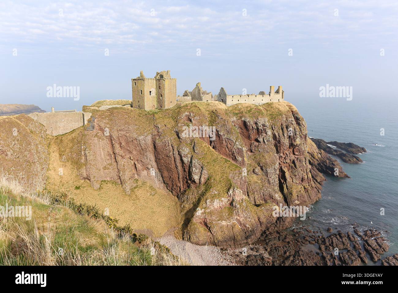 Die Ruinen von Dunnottar Castle thronten auf dramatischen Klippen in der Nähe von Stonehaven, Aberdeenshire, Schottland. Historische mittelalterliche Festung mit Blick auf die Nordsee. Stockfoto