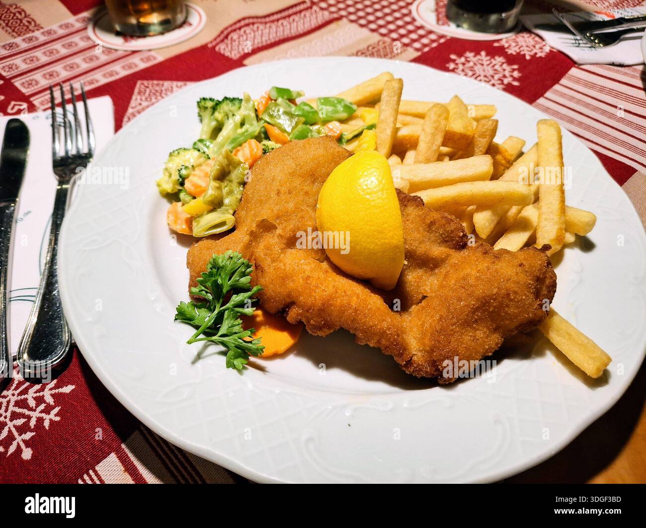 In einem Restaurant in Deutschland werden traditionelle Schnitzel und Pommes frites serviert. Stockfoto
