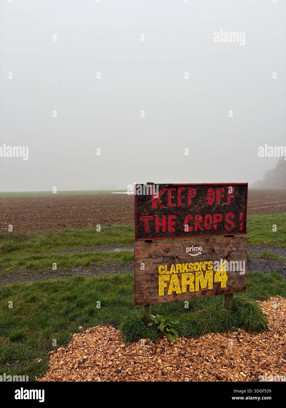 Schild mit der Aufschrift „Keep off the Cultures“ auf der Diddly Squat Farm, die in Clarkson’s Farm Staffel 4 an einem nebeligen englischen Landtag vorgestellt wurde. Stockfoto