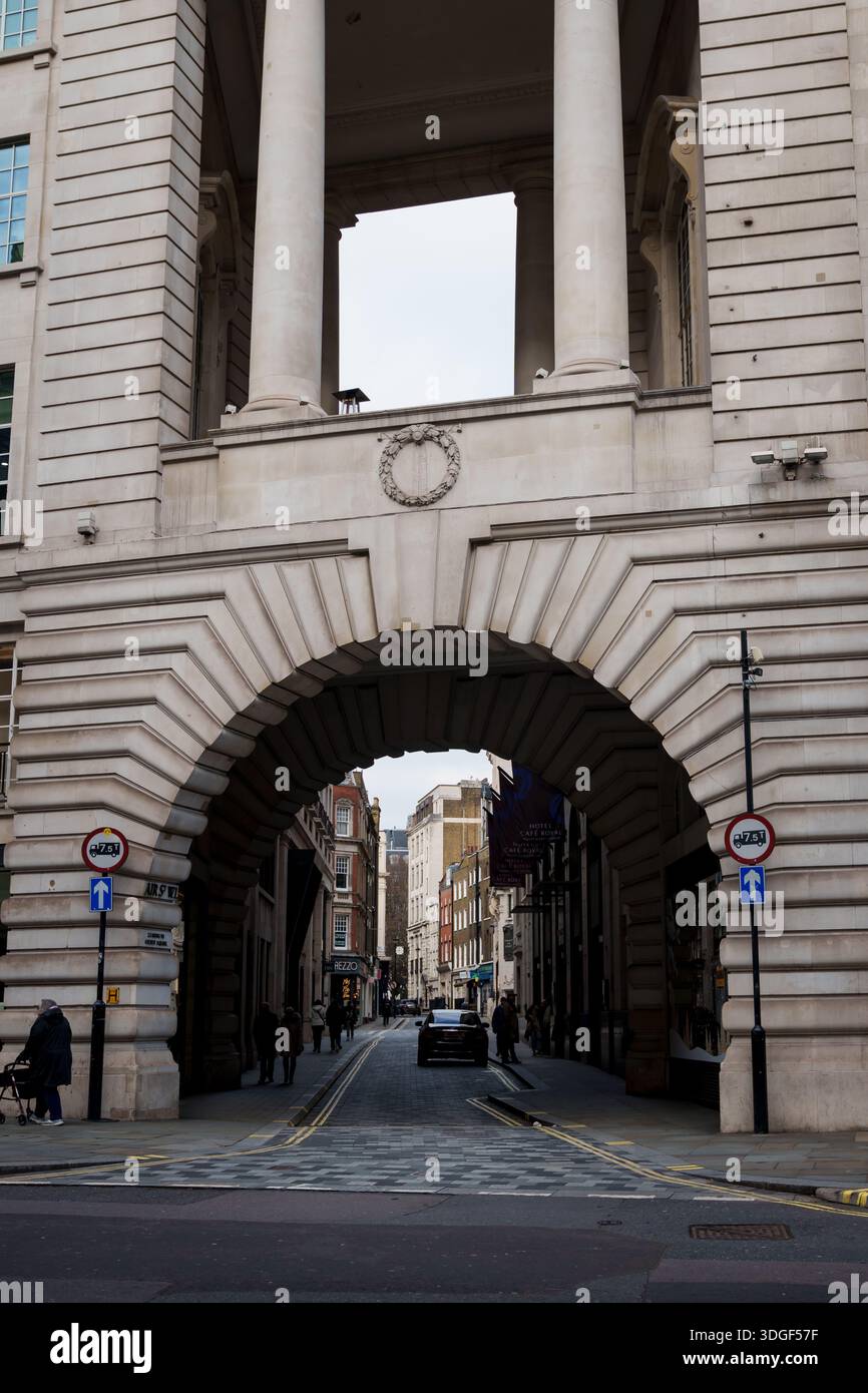 LONDON, GROSSBRITANNIEN. Februar 2025. Regent Street, der Bogenweg am Hotel Café Royal, West End of London. Stockfoto
