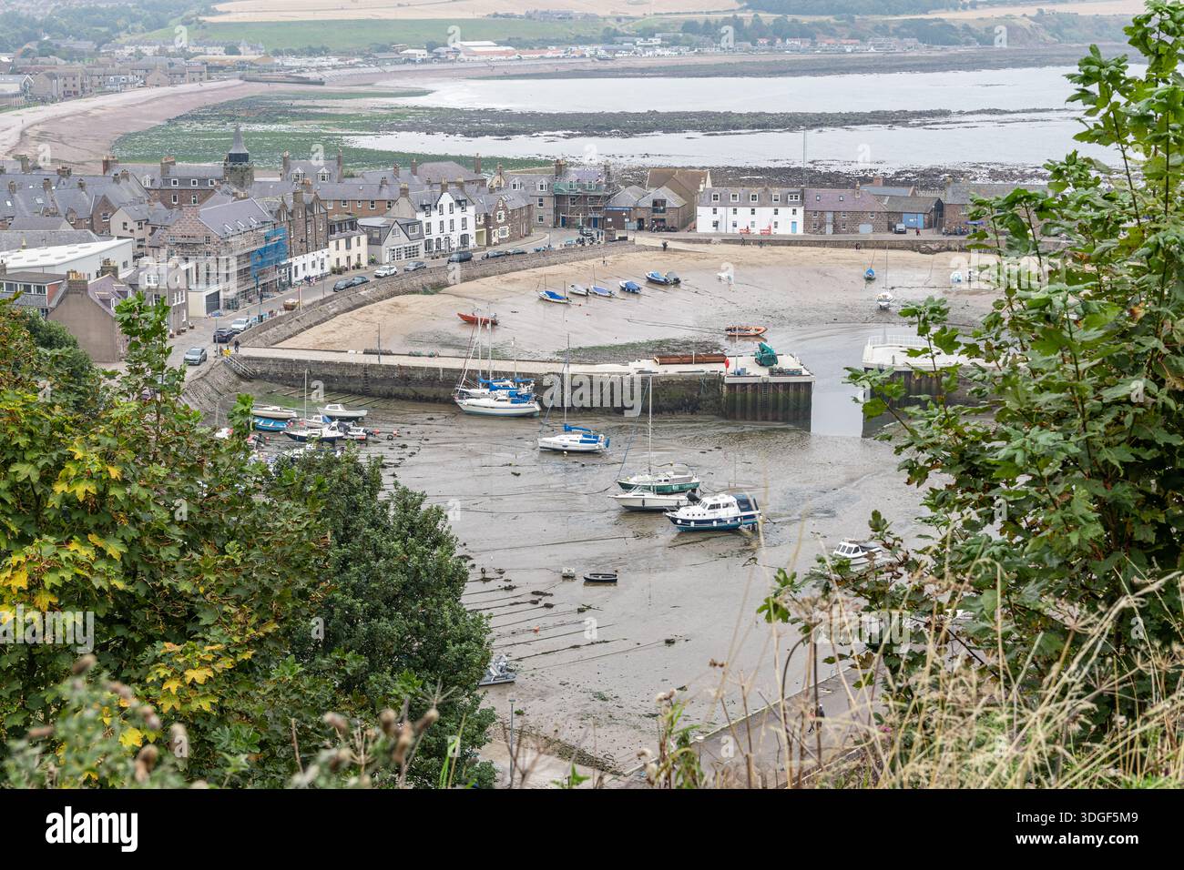 Boote bei Ebbe in Stonehaven - Cowie Harbour, Aberdeenshire, Schottland Stockfoto
