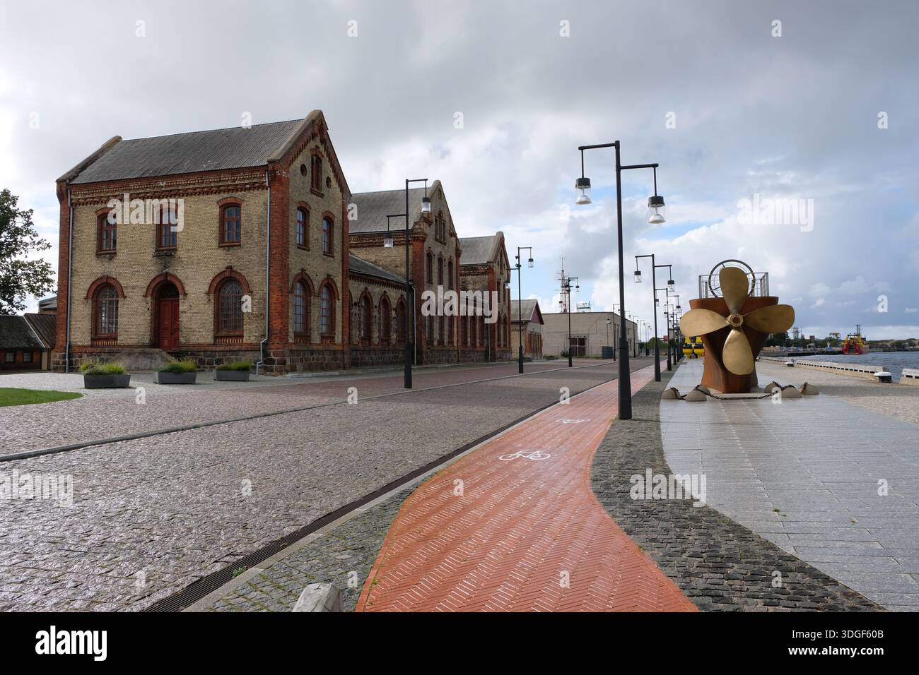 Altes Backsteinlager an der Promenade in Ventspils, Lettland Stockfoto
