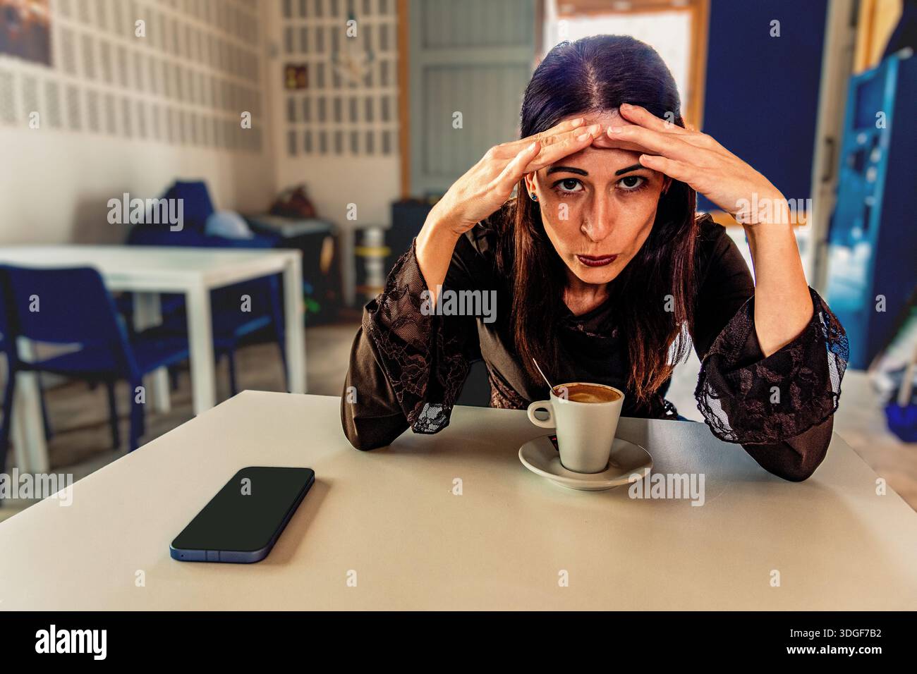 Frau, die sich gestresst fühlt, hat Kopfschmerzen und Burnout im Café Stockfoto
