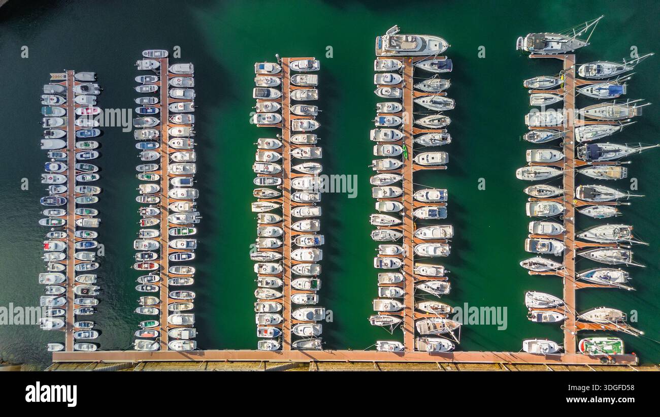 Blick von oben nach unten auf die Boote, die in der Marina vor Anker liegen Stockfoto