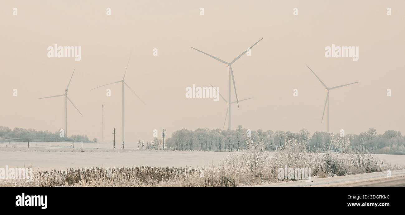 Windkraftwerke im Winter. Windkraftanlage im Schnee in Europa. Nutzung der Windenergie für eine nachhaltige Stromerzeugung im Winter Stockfoto