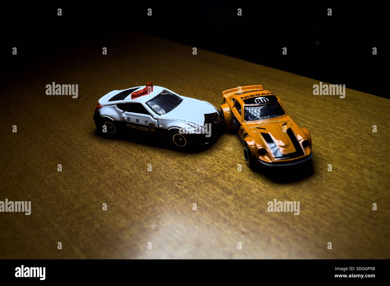 Mantova, Italien - 29. APRIL 2025 - 1/64 Hot Wheels und Takara Tomi Nachbildungen einer orangen Nissan Fairlady Z und einer Nissan Fairlady Z Nismo japanisch Poli Stockfoto