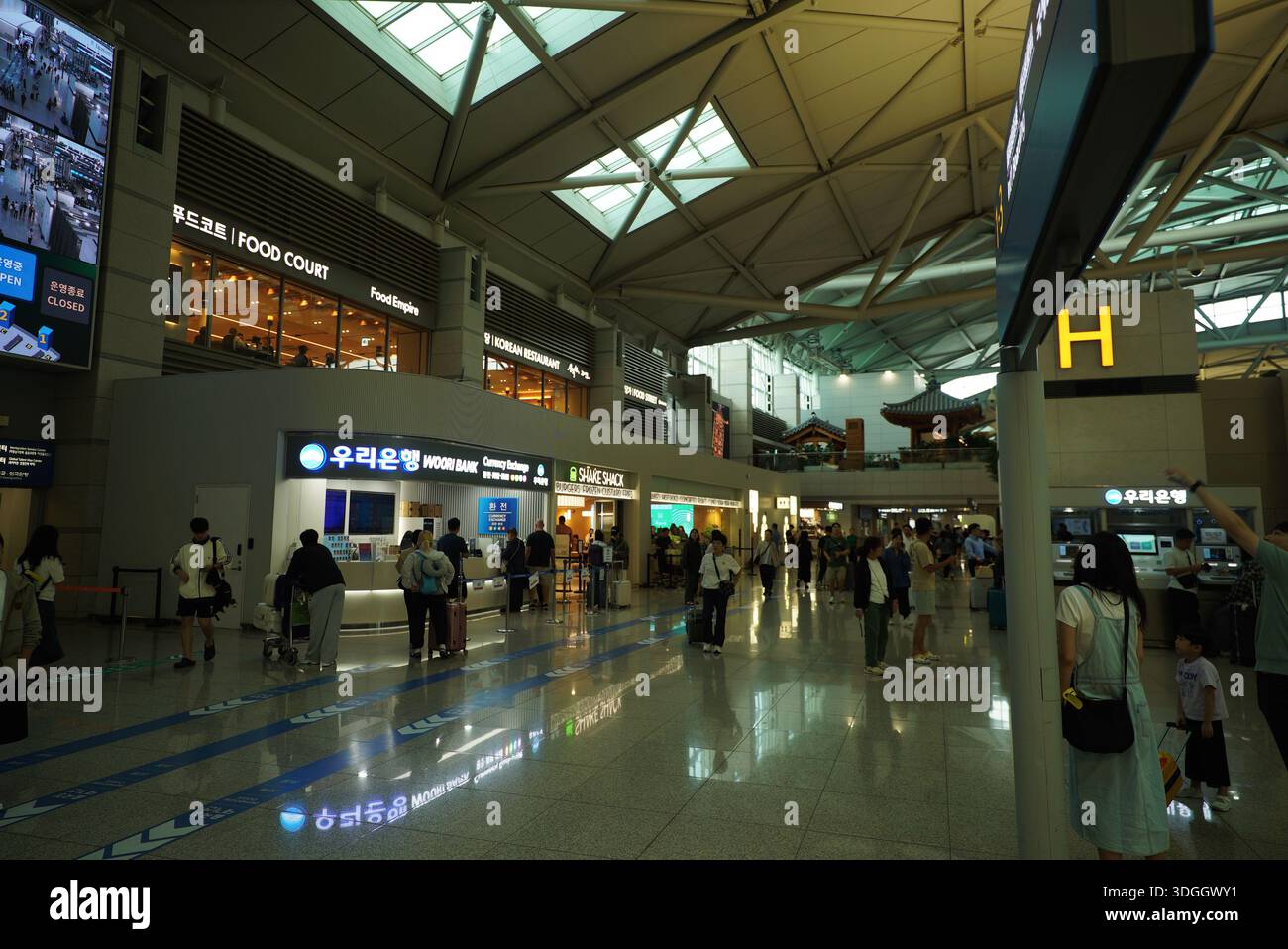 Foodcourt und Bank in Terminal 1 des Incheon International Airport, Südkorea Stockfoto