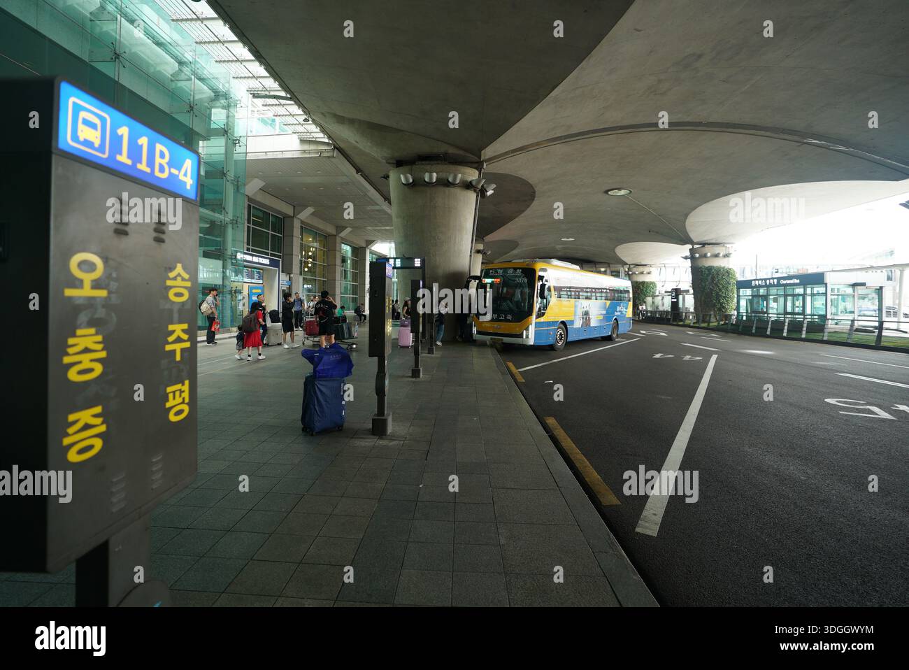 Passagiere, die im Terminal 1 des Incheon International Airport in Südkorea auf zwischenstaatliche Busse warten Stockfoto
