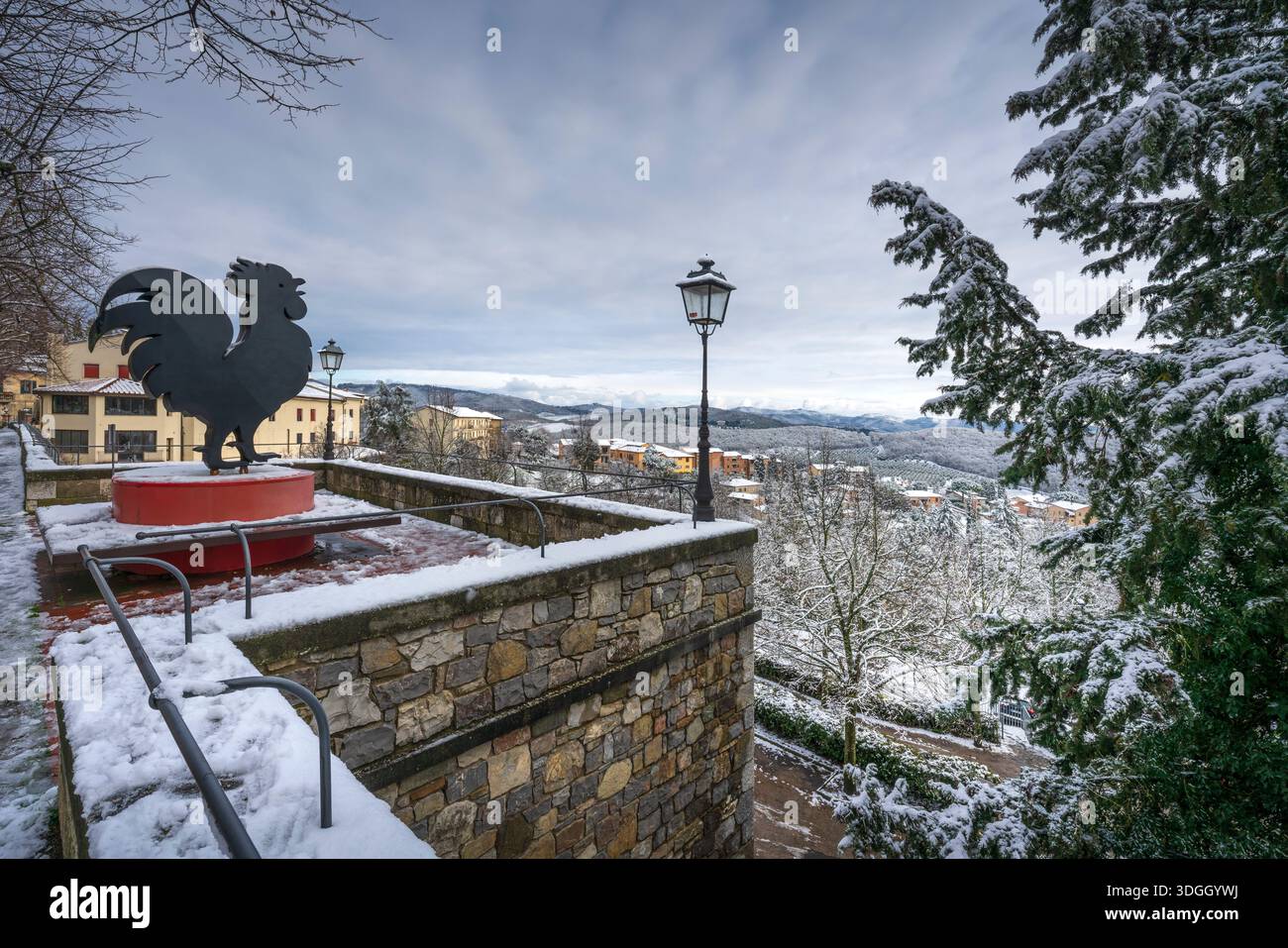 RADDA IN CHIANTI, TOSKANA - ITALIEN - 7. JANUAR 2026 das ikonische Symbol des Chianti Classico-Weins mit Schnee. Panoramablick auf den Winter Stockfoto