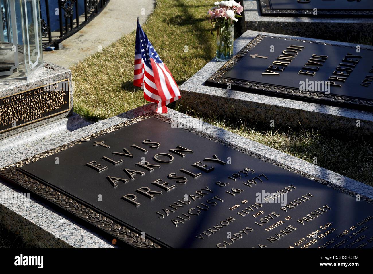 Grabplatten von Elvis Presley mit amerikanischer Flagge, Memphis, Tennessee, USA Stockfoto
