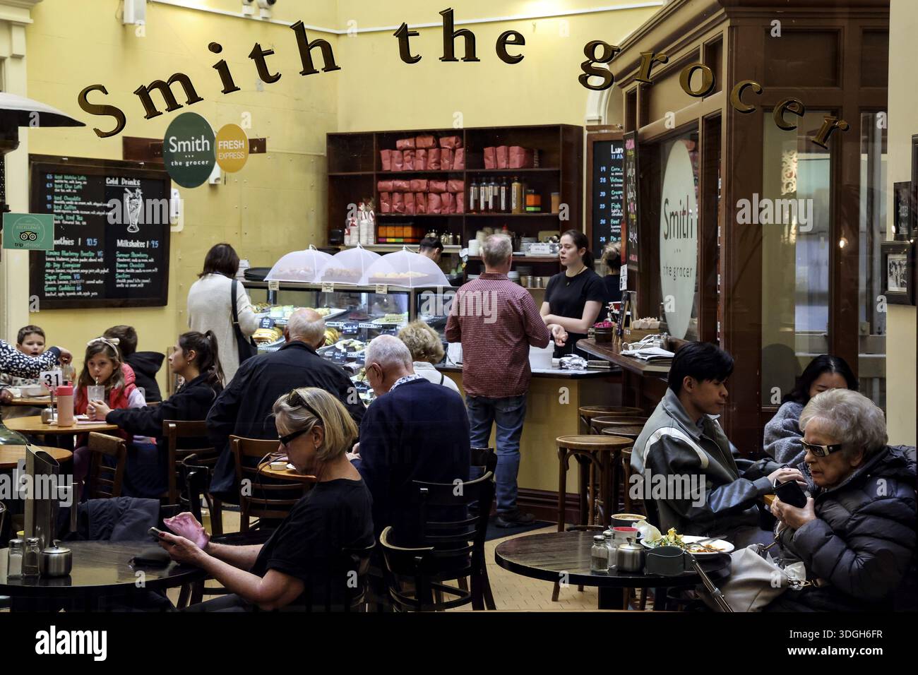 Lebhaftes Café in der Old Bank Arcade mit Leuten an Tischen in Wellington, Wellington, Neuseeland Stockfoto