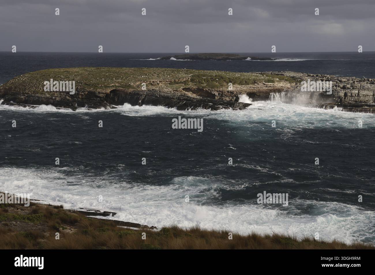 Dramatische Küstenszene mit turbulenter See und stürmischem Himmel in der Nähe von Cape du Couedic, Kangaroo Island, South Australia, Australien Stockfoto