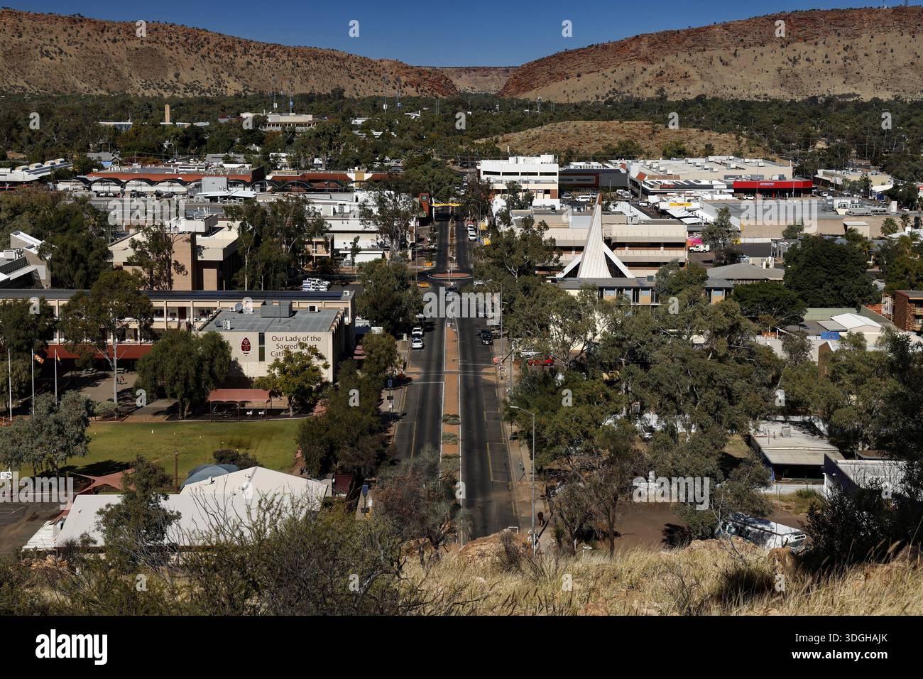 Blick vom ANZAC Hill auf die Stadt Alice Springs mit zentraler Straße und Umgebung, Alice Springs, Northern Territory, Australien Stockfoto