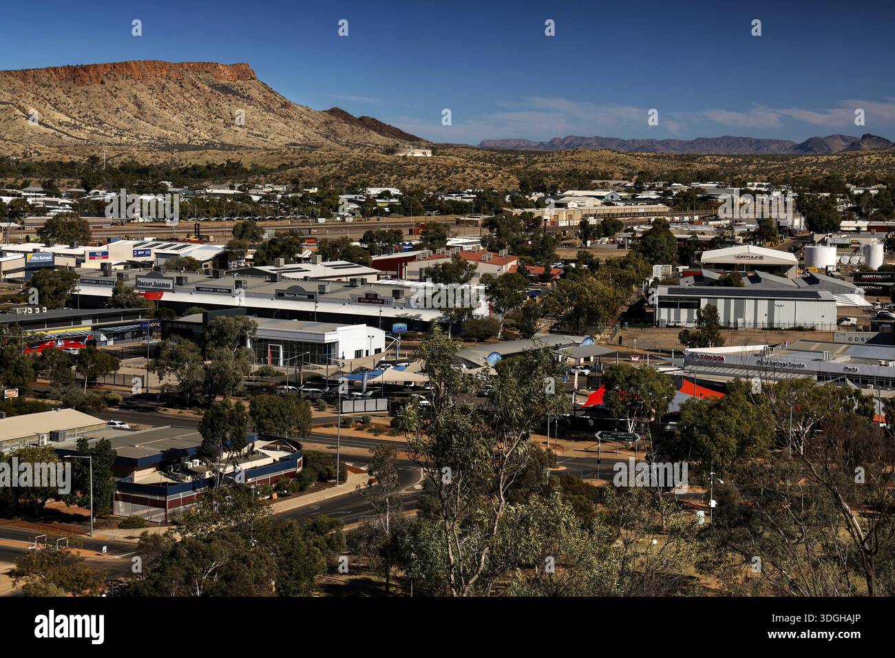 Panorama von Alice Springs mit Blick auf die Gebäude und die umliegende Landschaft von Anzac Hill, Alice Springs, Northern Territory, Australien Stockfoto
