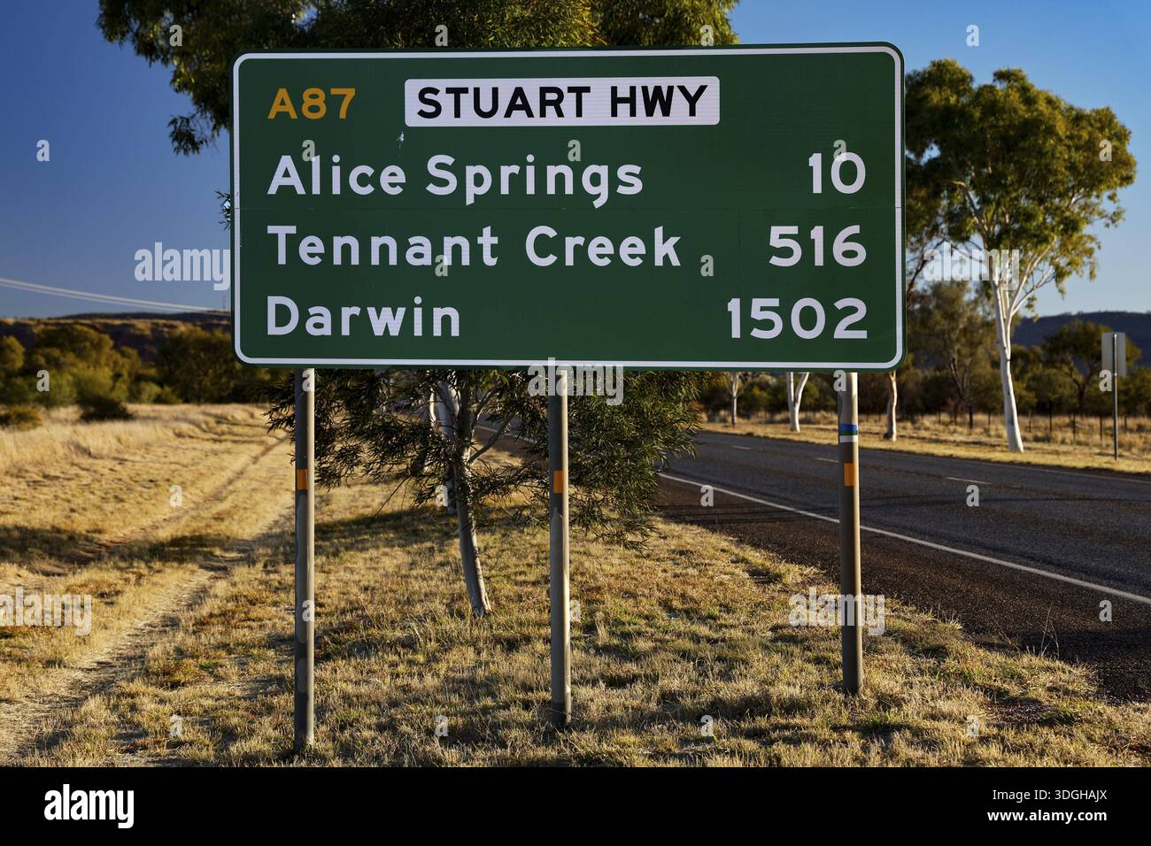 Schild mit Entfernungen zu Alice Springs und Darwin auf dem Stuart Highway, Alice Springs, Australien Stockfoto