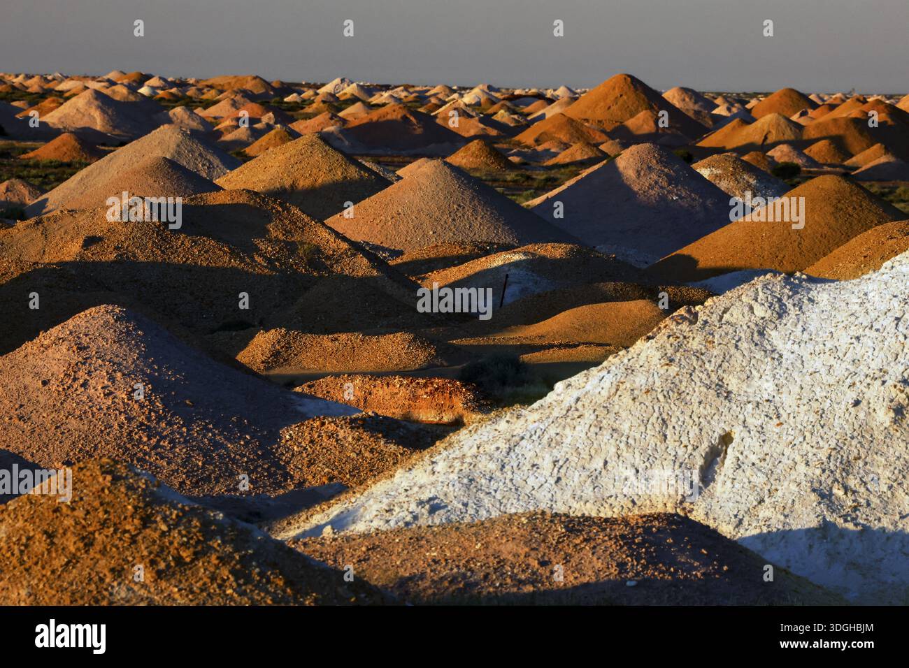 Blick auf die Berghänge aus der Opalmine in Coober Pedy unter wolkenlosem Himmel, Coober Pedy, South Australia, Australien Stockfoto