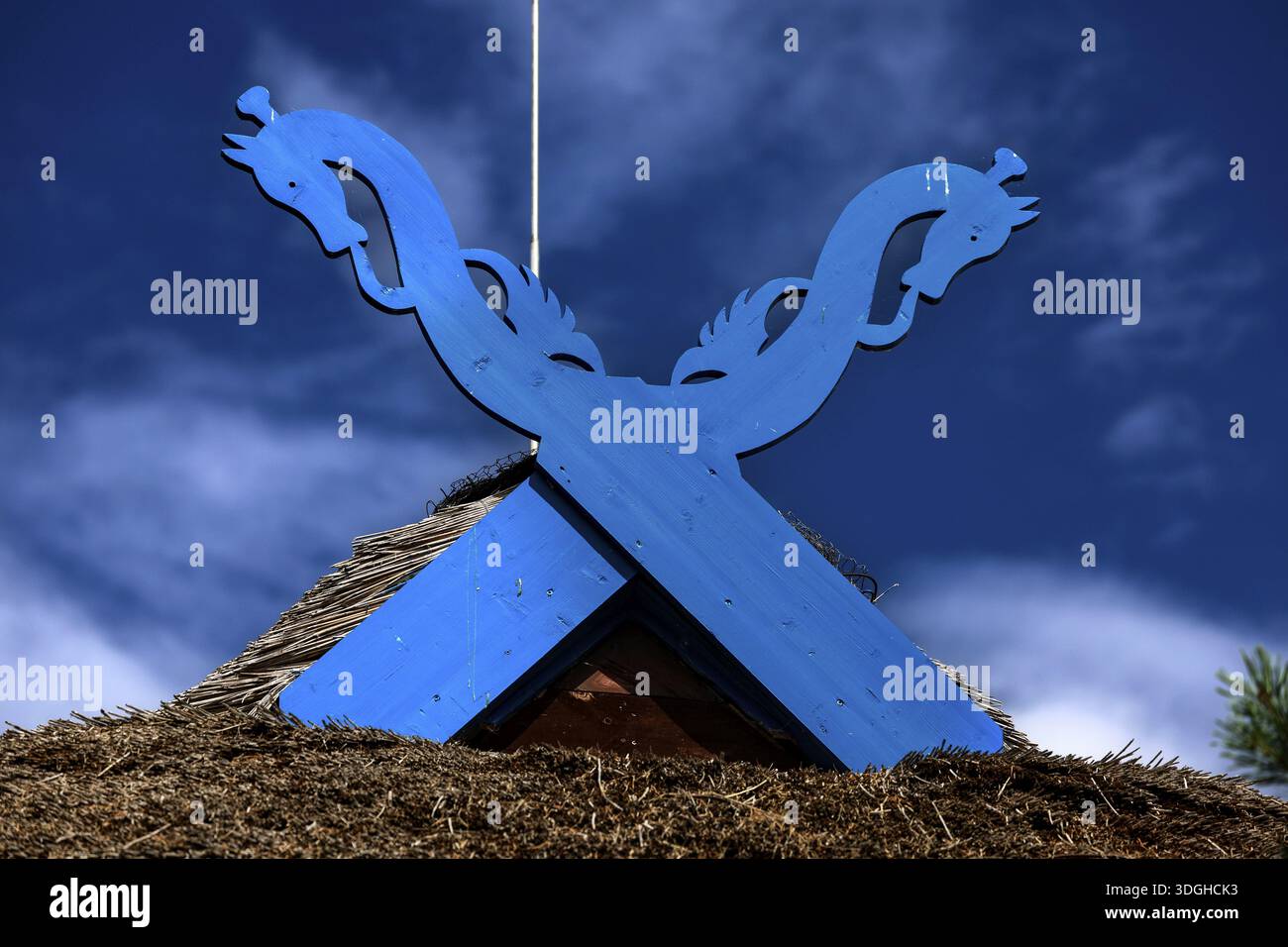 Blaues hölzernes Symbol auf dem Giebel des Thomas-Mann-Hauses unter klarem Himmel, Nida, Kurische Nehrung, Litauen Stockfoto