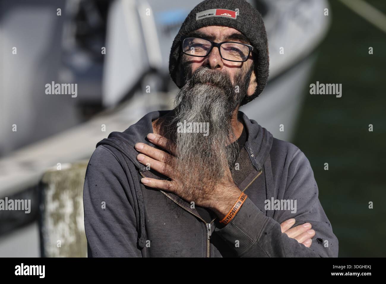Älterer Mann mit langem Graubart, der Post bei Pelorus Mailrun zustellt Stockfoto