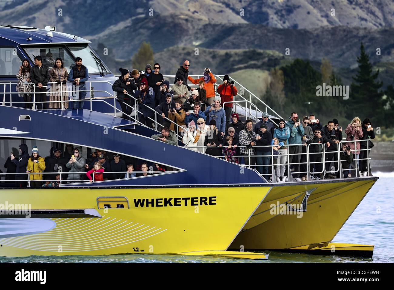 Touristen beobachten die Unterwasserwelt vor Kaikoura, Kaikoura, Neuseeland auf einem Boot Stockfoto