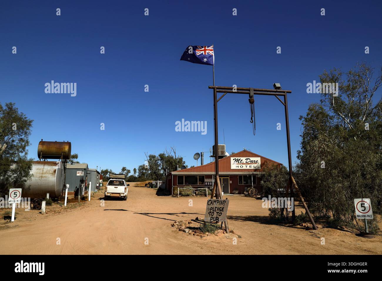 Rustikales Mt Dare Hotel in abgelegener Wüstenlage mit australischer Flagge, Null Stockfoto