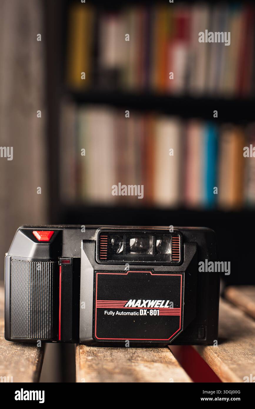 Barcelona, ​​Catalonia, Spanien: 15. Januar 2026 die analoge Kamera Maxwell DX 801 ist eine sehr einfache, vollautomatische Kamera aus Kunststoff. Stockfoto