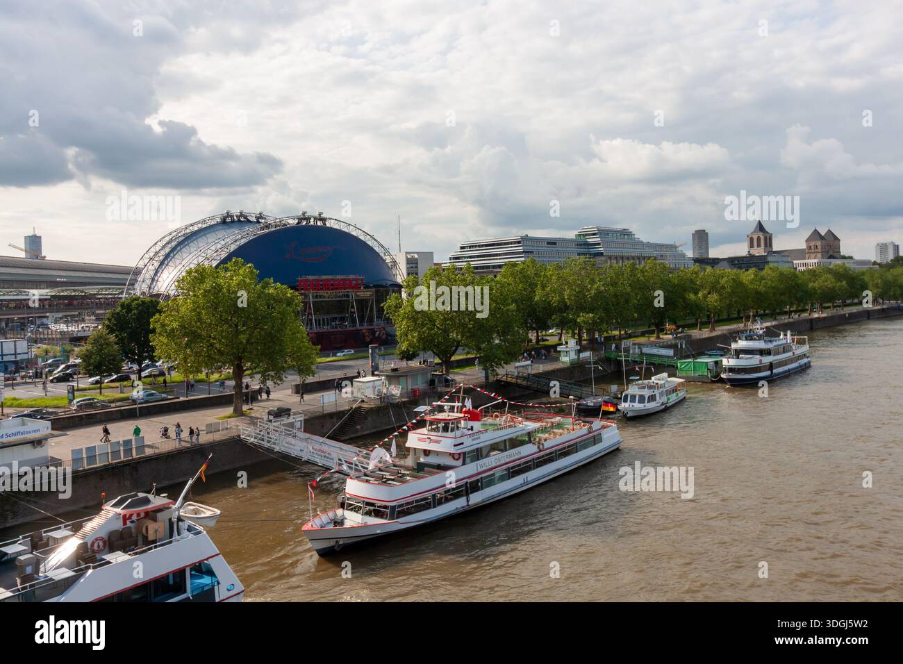 KÖLN, DEUTSCHLAND - 31. MAI 2024: Ein weites Panorama auf den Rhein in Köln, mit dem blauen Musical Dome Theater und Variou Stockfoto