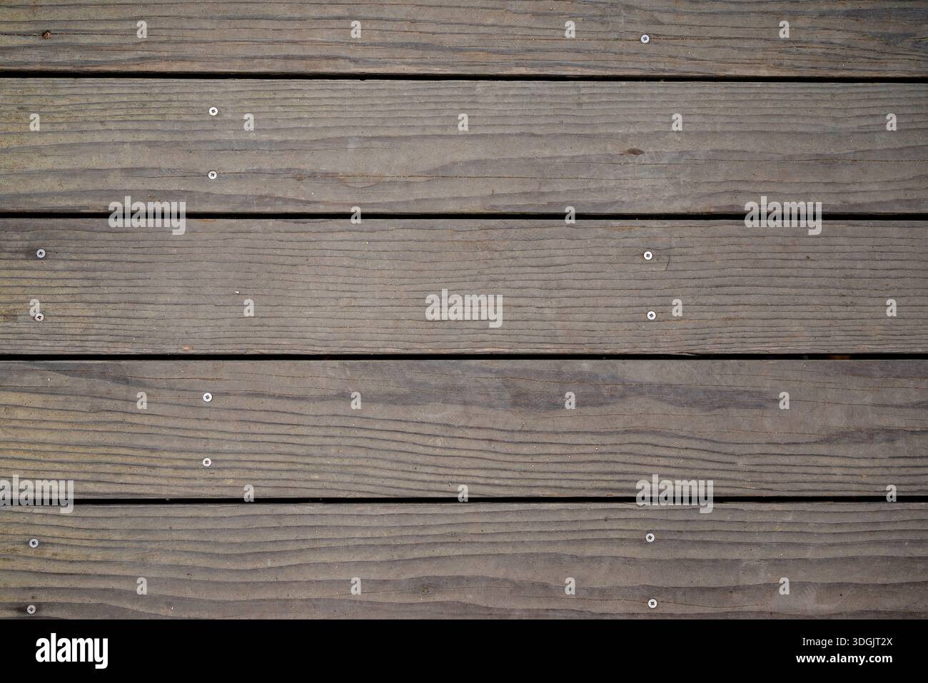 Nahaufnahme von Holzlatten, die die Struktur eines modernen Treppenhauses bilden. Die warmen Töne und natürlichen Strukturen unterstreichen die Schönheit minimalistischer Designs. Stockfoto