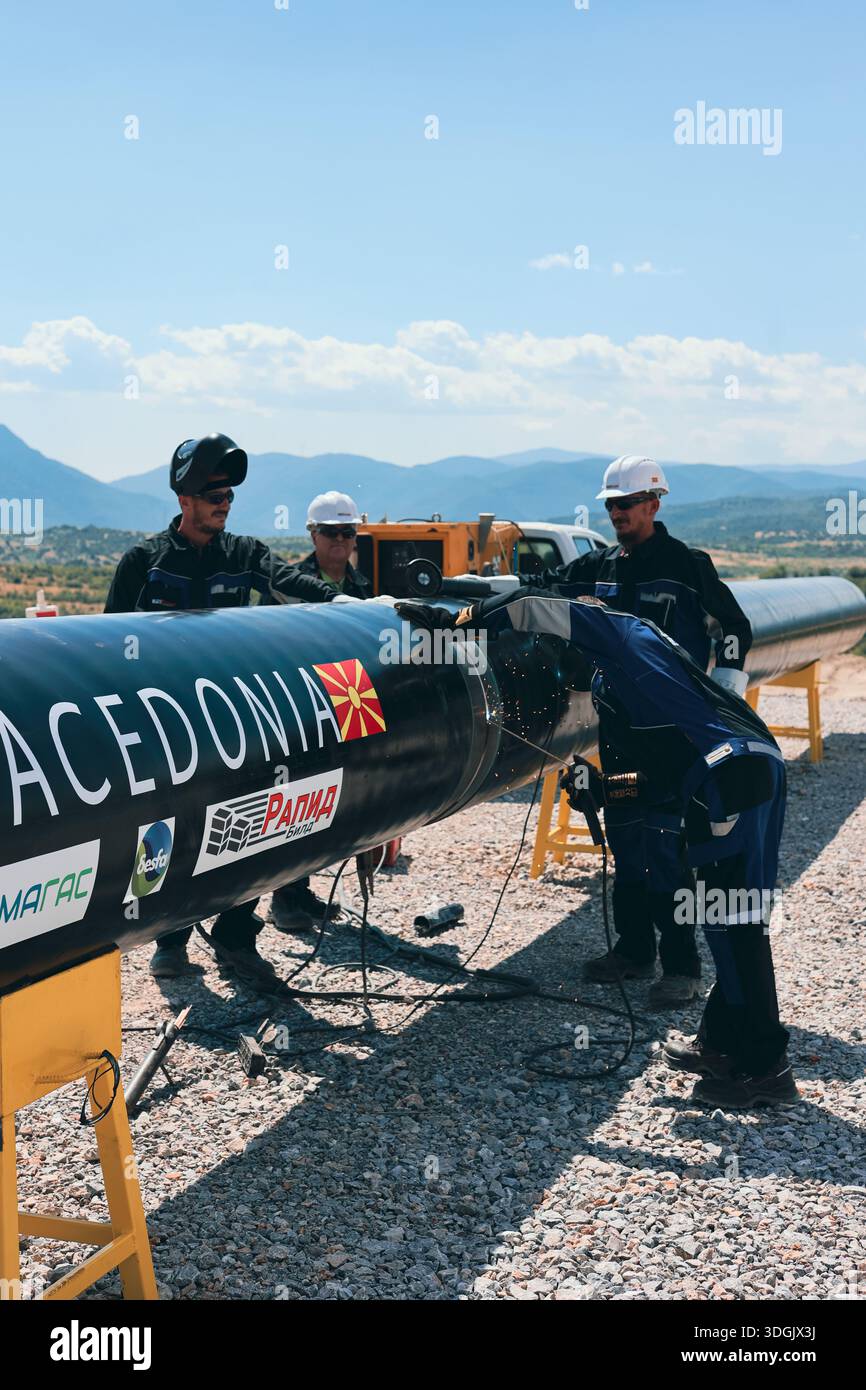 Schweißarbeiten an Gasleitungen beim Bau von Energieinfrastrukturen Stockfoto