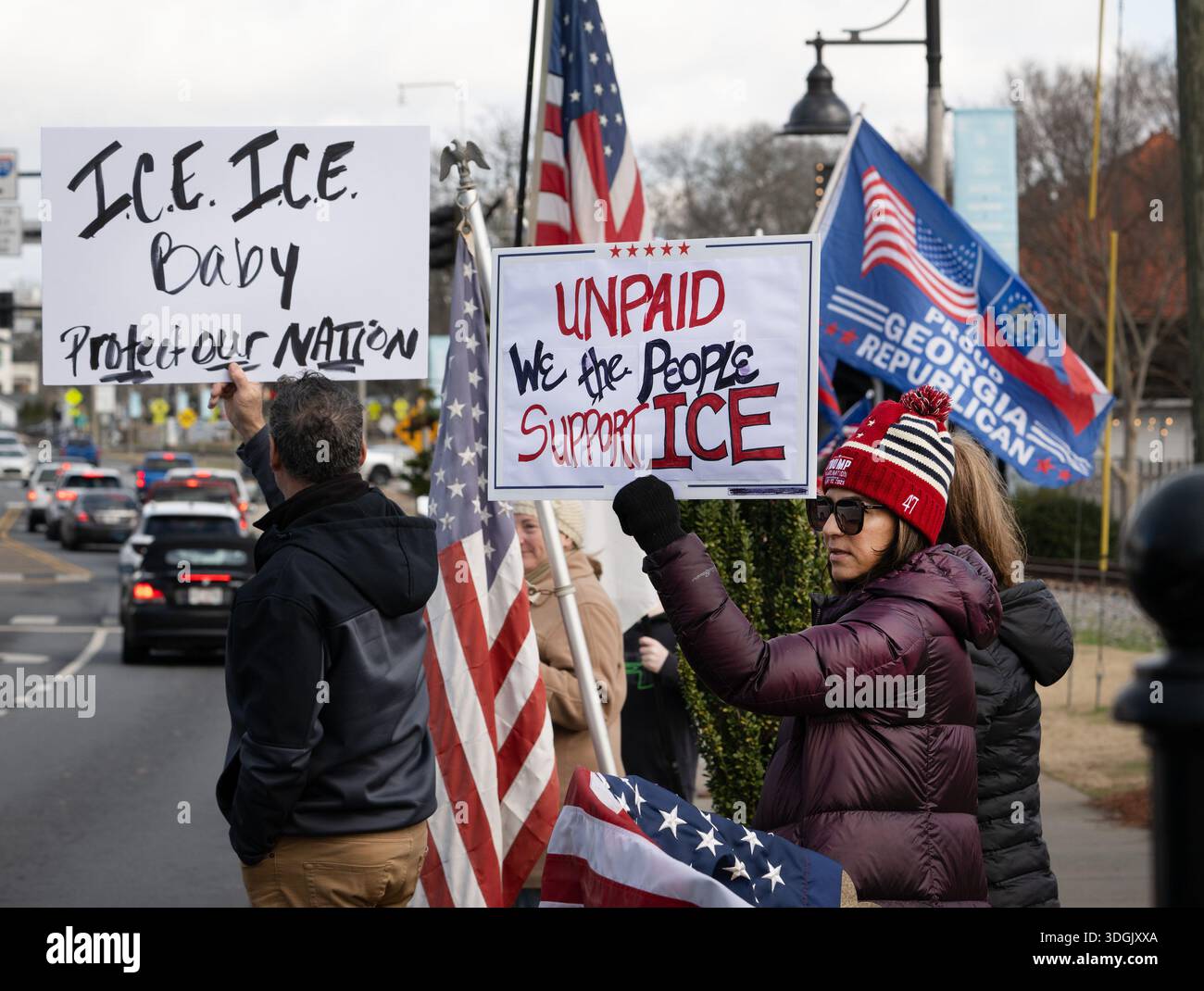 Woodstock, Georgia, USA. Januar 2026. Anhänger von Präsident Trump und ICE-Missionen versammeln sich auf einer Straße in der Innenstadt in einem stark republikanischen Gebiet. (Kreditbild: © Robin Rayne/ZUMA Press Wire) NUR REDAKTIONELLE VERWENDUNG! Nicht für kommerzielle ZWECKE! Stockfoto