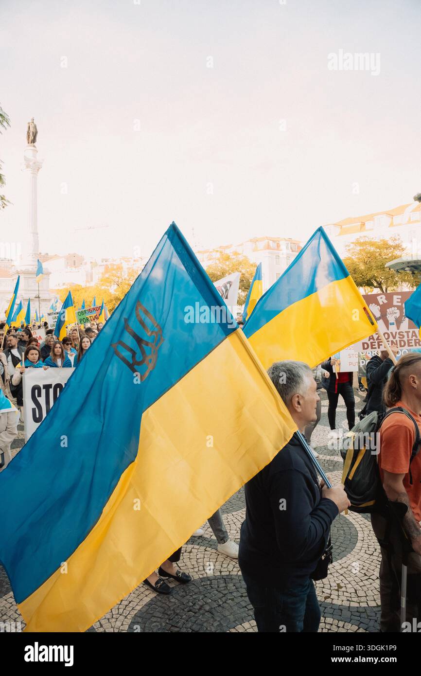 Portugal, Lissabon, Februar 2025 - Massenproteste auf den Straßen von Lissabon. Ein friedlicher Protest gegen den Krieg in der Ukraine. Unterstützung für Ukrainer und Stand Stockfoto