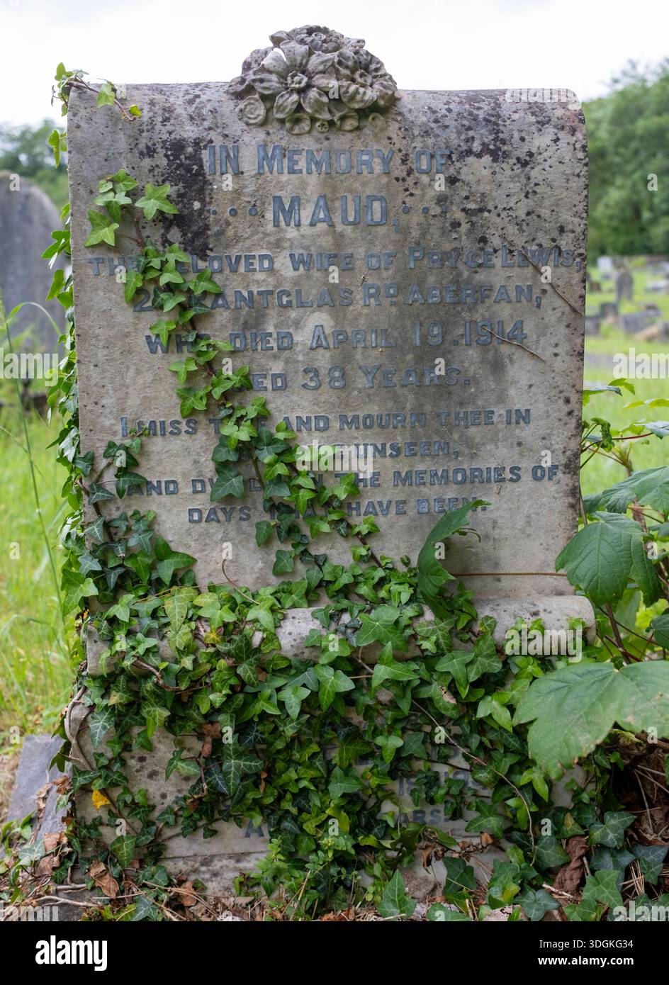 Grab von MAUD LEWIS auf dem Aberfan Cemetery in Aberfan South Wales UK Stockfoto