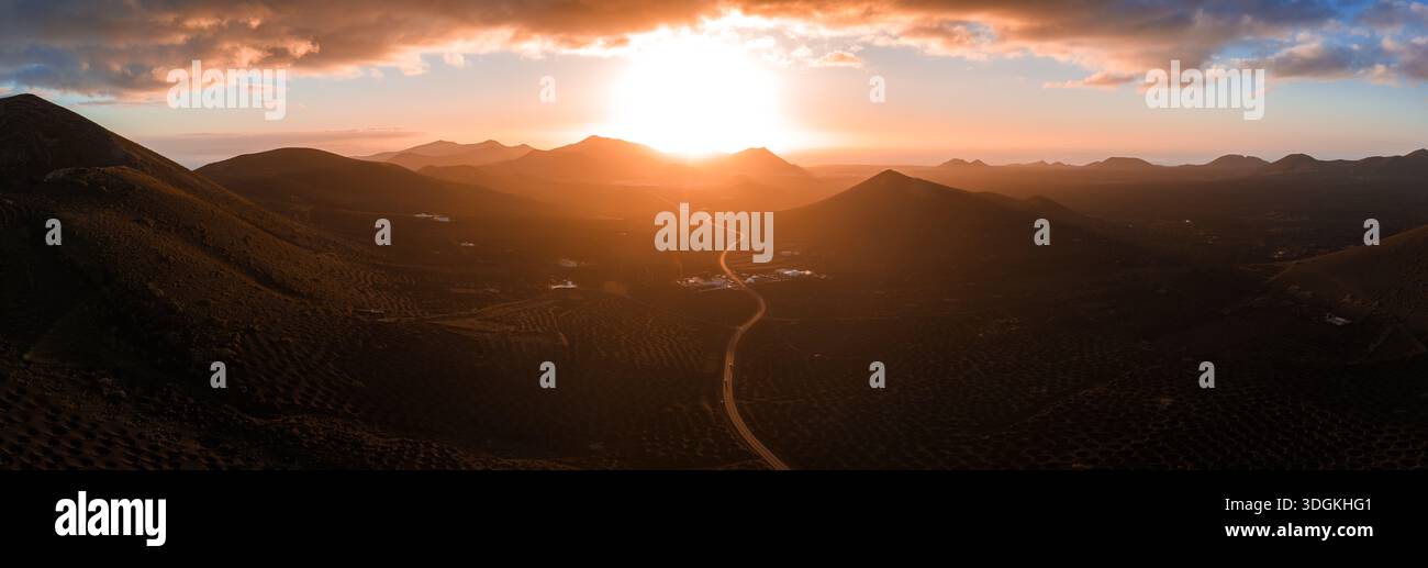 Sonnenuntergang aus der Luft über den Weinbergen von La Geria, Lanzarote, den Kanarischen Inseln Stockfoto
