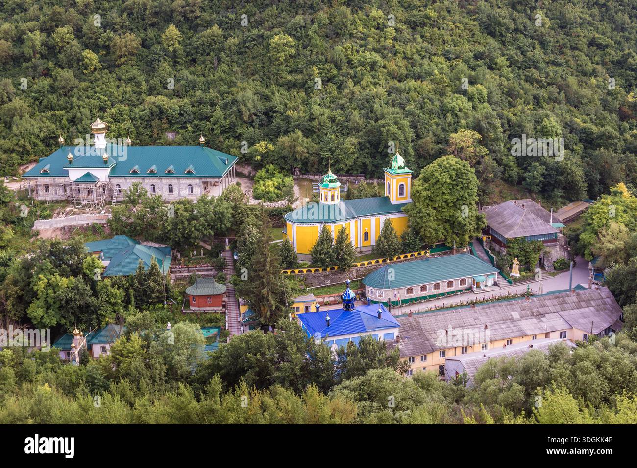 Saharna Kloster von einem Hügel über dem Dorf Saharna in Moldau aus gesehen Stockfoto