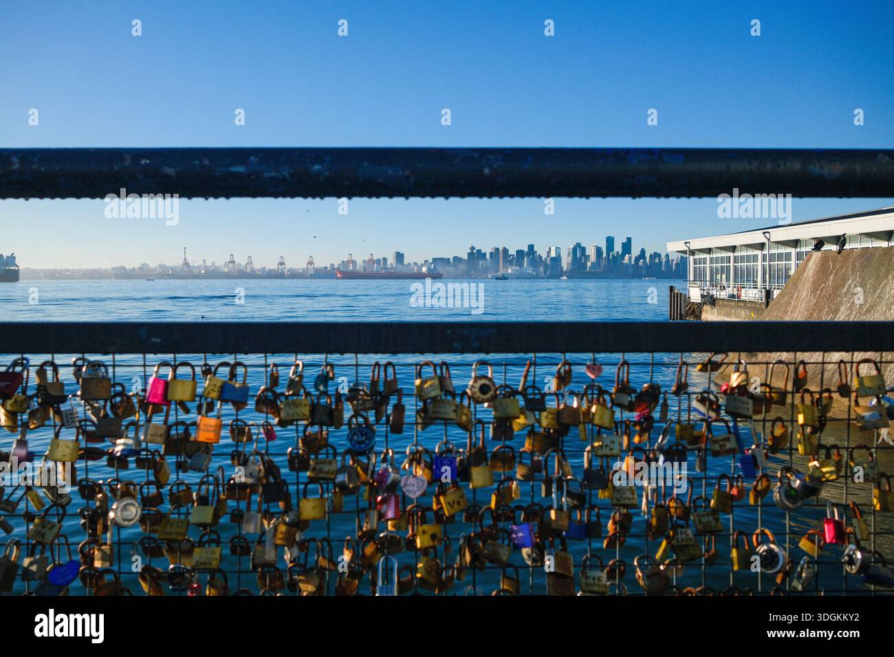 Lonsdale Love Locks am Lonsdale Quay in North Vancouver, mit der Stadt Vancouver, BC, über den Burrard Inlet. Stockfoto