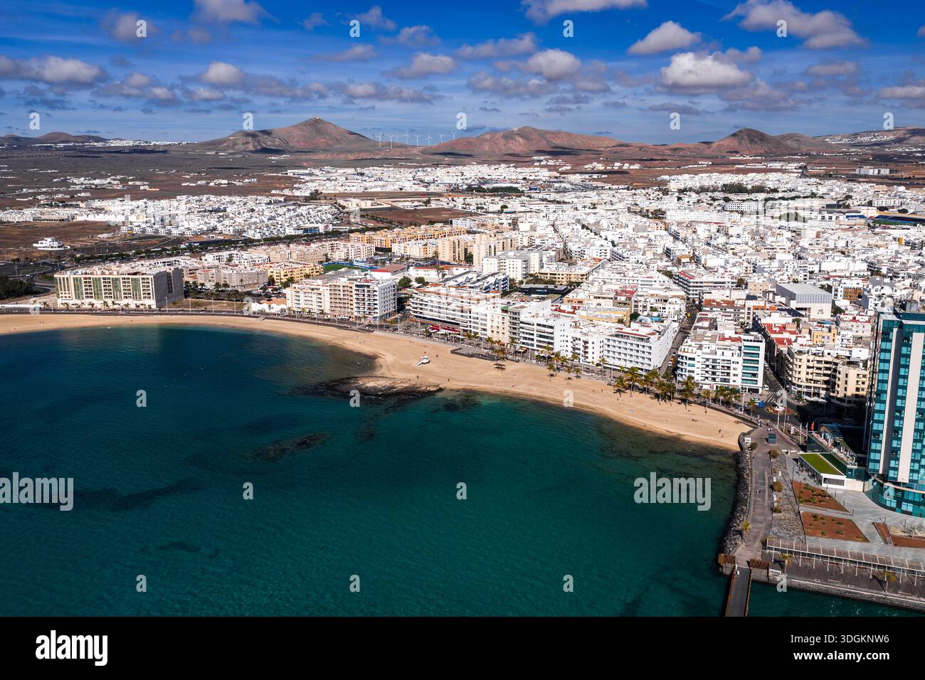 Aus der Vogelperspektive auf Arrecife, Lanzarote, Playa del Reducto und das Meer Stockfoto