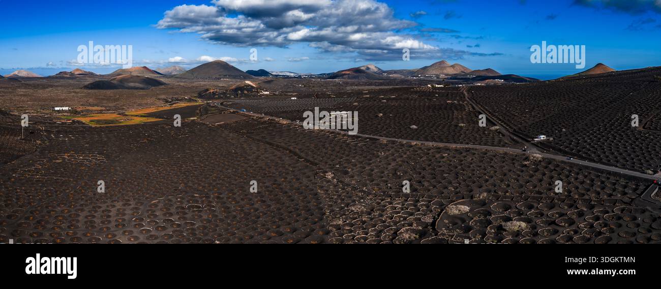 Panoramablick auf La Geria Weinberge und Timanfaya Lavafelder, Lanzarote Stockfoto