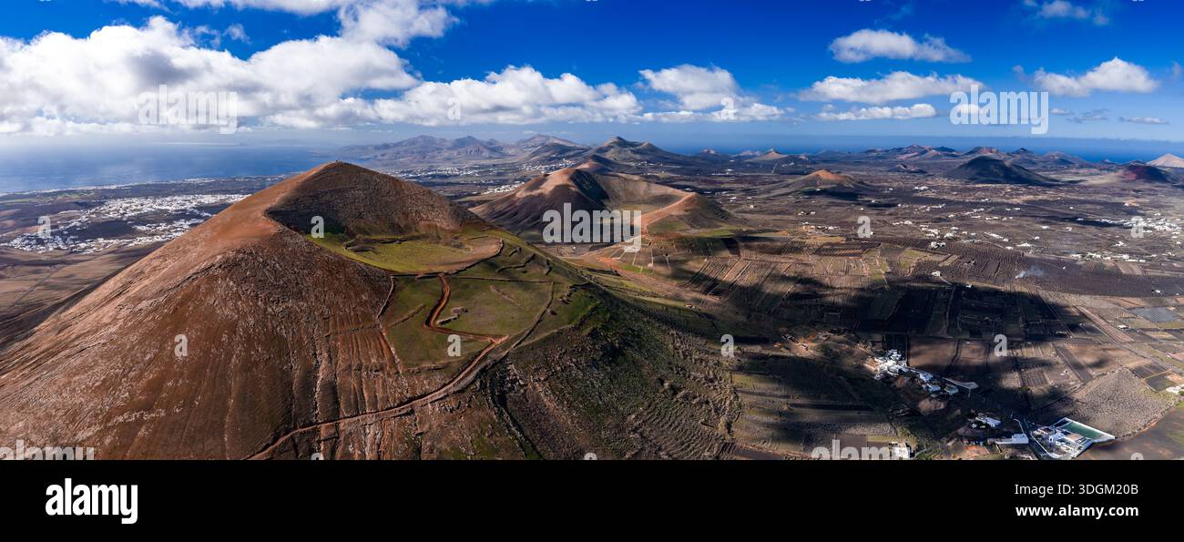 Panoramablick auf Lanzarote, die Weinberge von La Geria und die Gipfel von Timanfaya Stockfoto