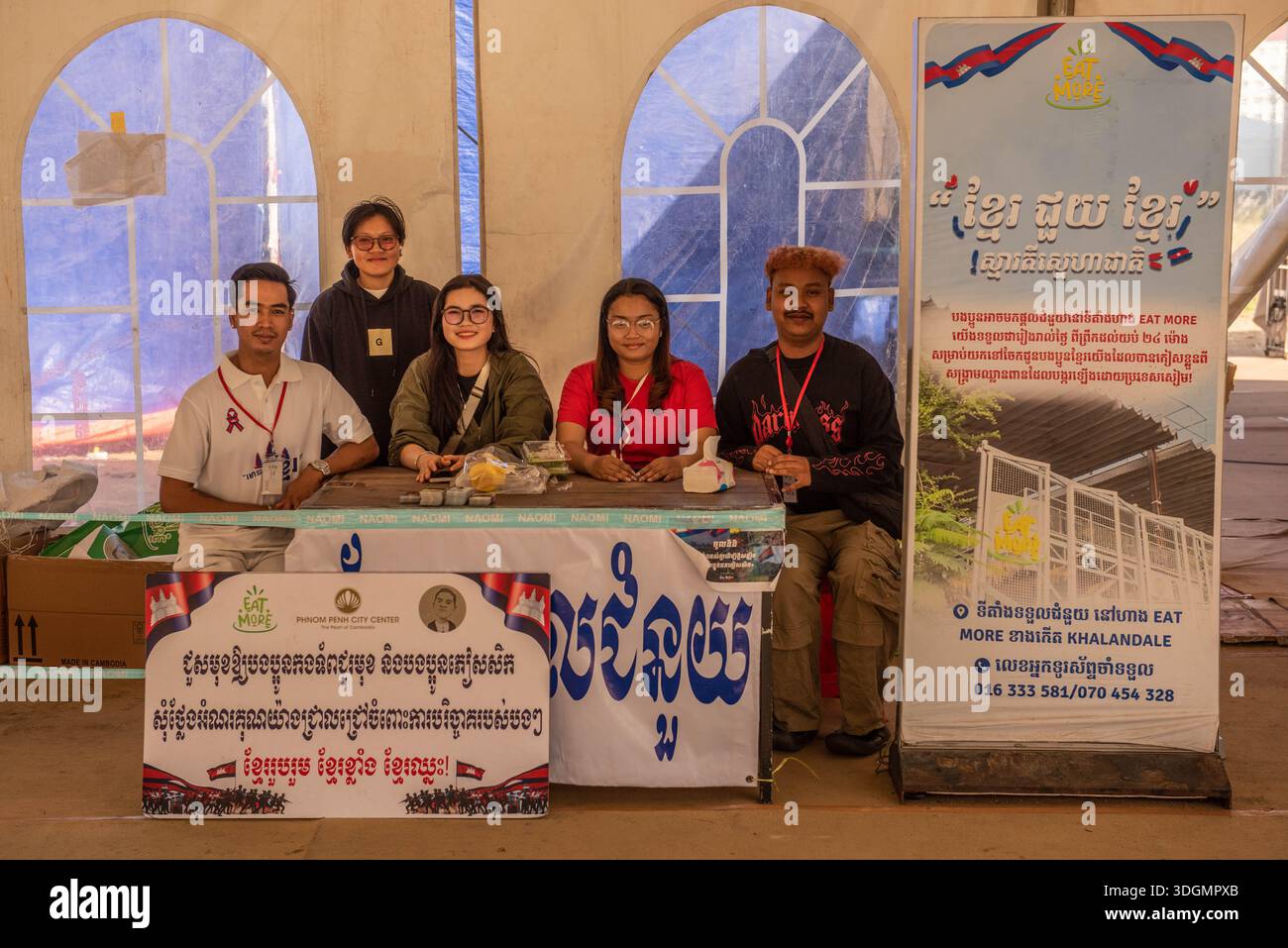 Freiwillige Helfer in einem Hilfszentrum für kambodschanische Vertriebene im Grenzkonflikt zwischen Thailand und Kambodscha. Phnom Penh. Kambodscha. © Kraig Lieb Stockfoto