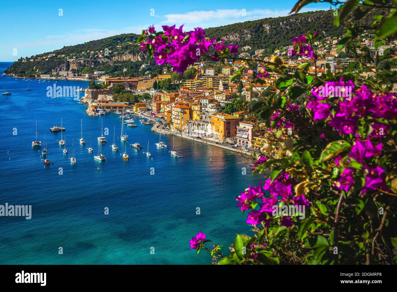 Malerische Aussicht vom blumigen Aussichtspunkt mit azurblauem Meer und der berühmten Villefranche sur Mer in der wunderschönen Bucht, Provence, Cote d Azur, Frankreich, E Stockfoto