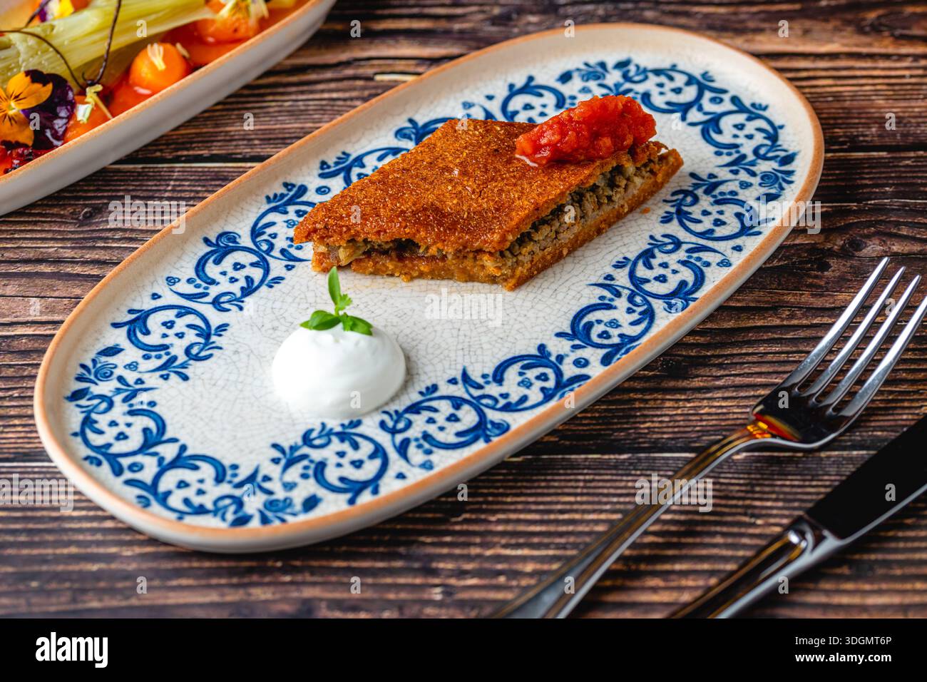 Moderne Interpretation traditioneller türkischer Bulgur-Fleischbällchen Stockfoto