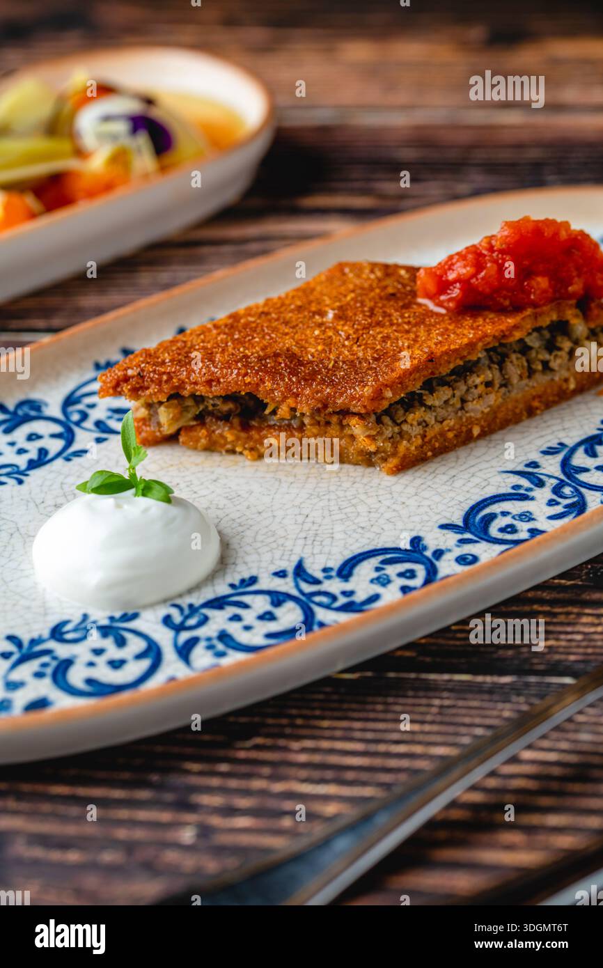 Moderne Interpretation traditioneller türkischer Bulgur-Fleischbällchen Stockfoto
