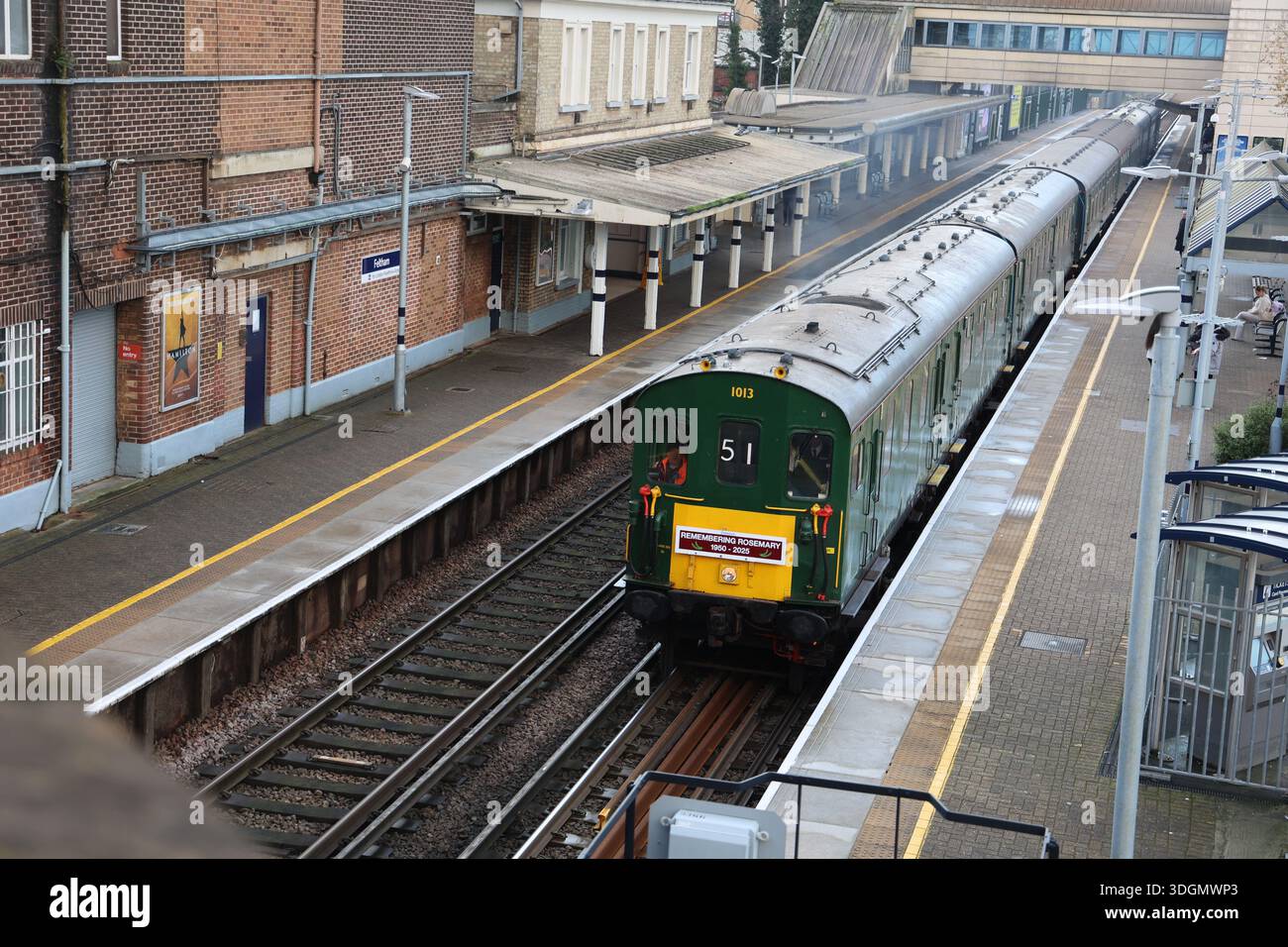 Hastings Diesel Electric Triebwagen, die im Januar 2026 die Feltham Station durchquerten Stockfoto