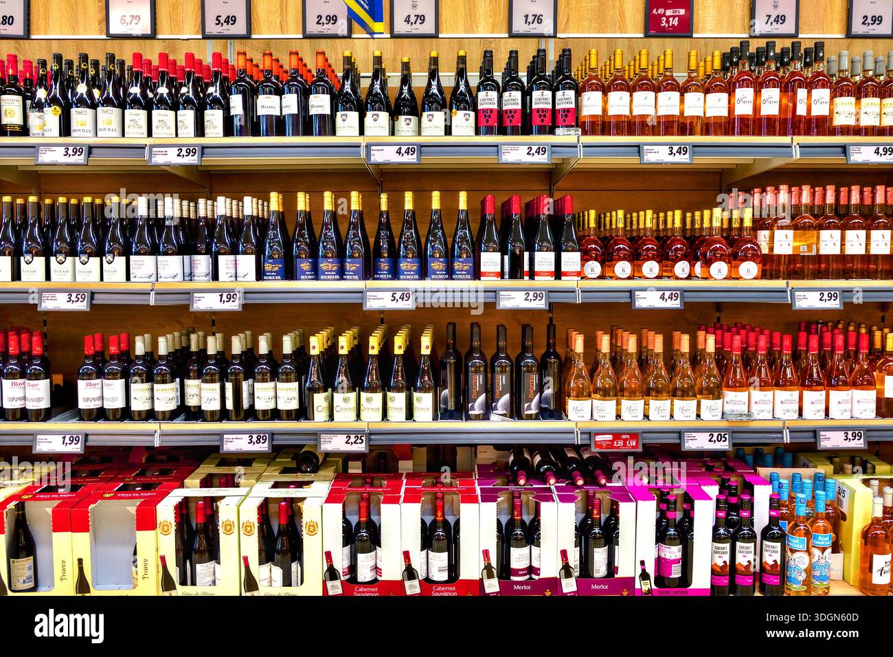 Supermarkt mit Flaschen Wein - Lidl, Le Blanc, Indre (36), Frankreich. Stockfoto