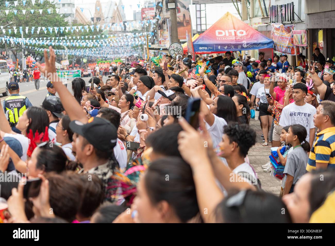 Eine große Menschenmenge säumte eine große Straße in Cebu City, Philippinen, und beobachtete das Sinulog Festival 2026 Stockfoto