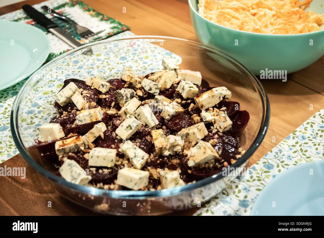 Nahaufnahme von Rote-Bete-Salat mit Blauschimmelkäse und Walnüssen, serviert in einer Glasschale auf dem Esstisch. Stockfoto