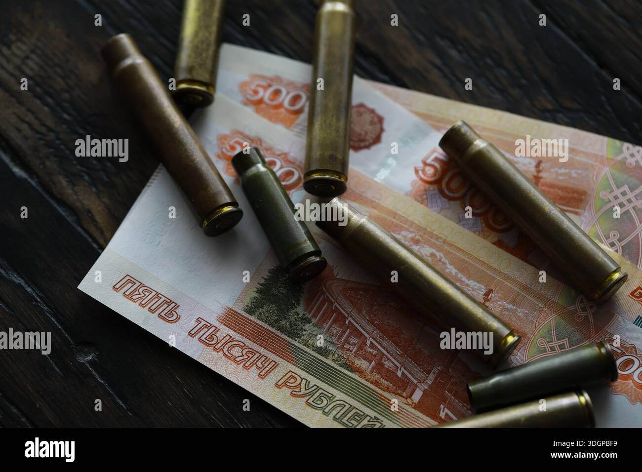 Kugeln liegen auf der Geldspitze Stockfoto